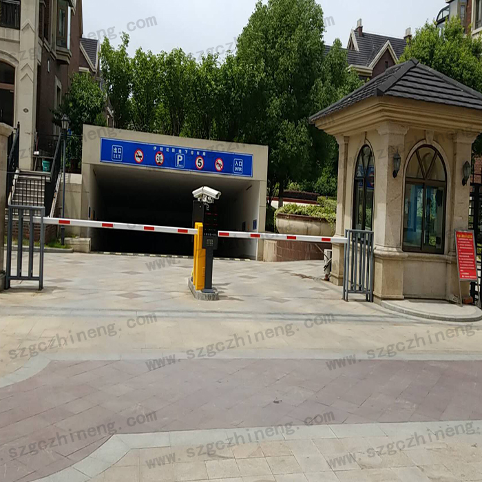 張家港伊頓花園別墅現(xiàn)場(chǎng)案例車(chē)牌識(shí)別加廣告道閘，人行通道閘（護(hù)外人臉識(shí)別加擺閘